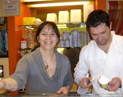 Claudio e Claudio sorridenti dietro al bancone della loro gelateria