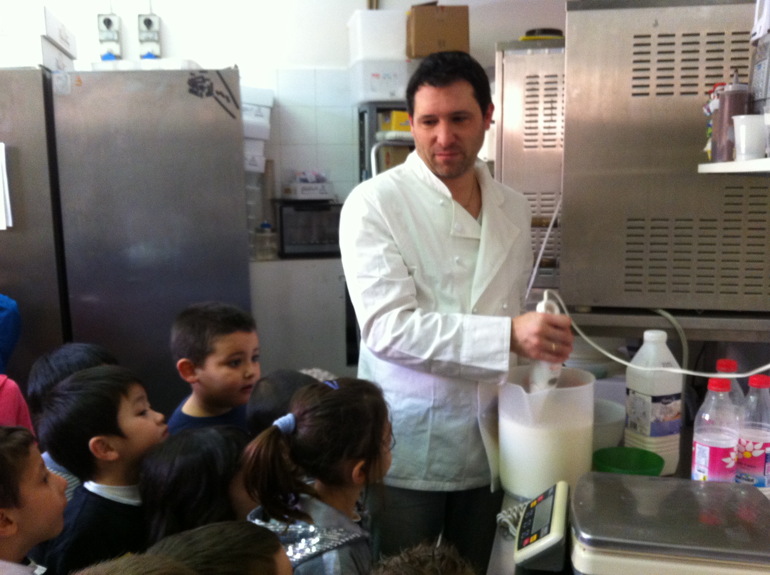 Claudio mostra ad una scolaresca come fa il gelato